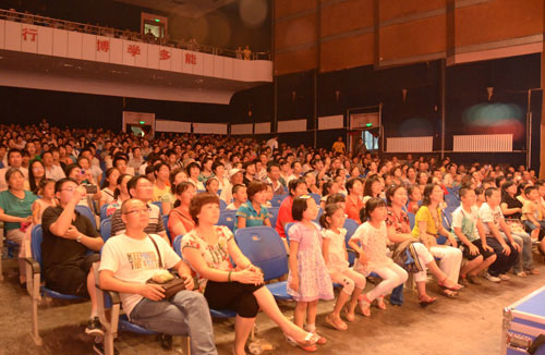 兵團雜技團來石大演出 為畢業生獻上厚禮