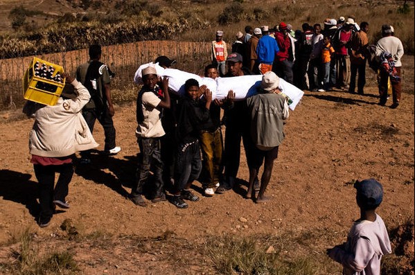 馬達加斯加獨特“翻尸節”