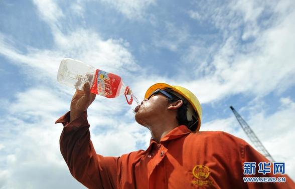 [人物寫真]“烈日下，我們堅(jiān)守崗位”