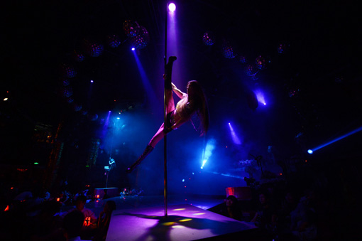 女子從醫大退學練鋼管舞