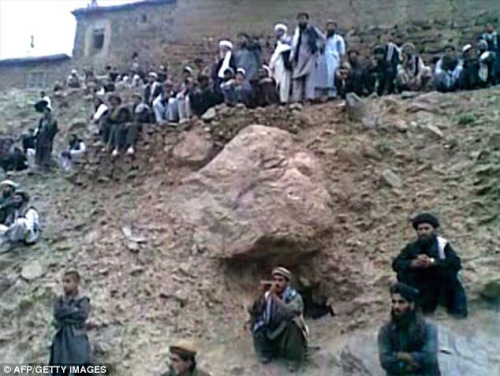 阿富汗婦女疑卷入三角戀 遭公開槍決