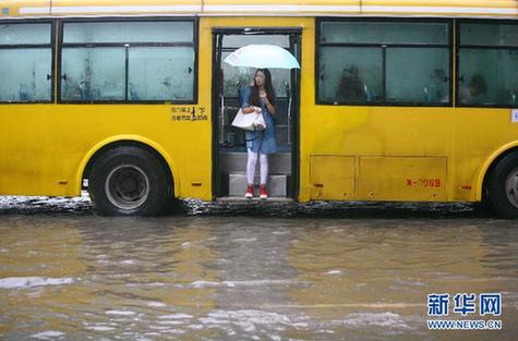 南方遭暴雨襲擊 城區(qū)可“看海”
