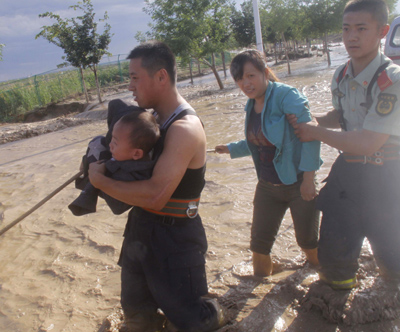 克拉瑪依遭遇暴雨襲擊 消防官兵緊急疏散300戶居民安全轉移