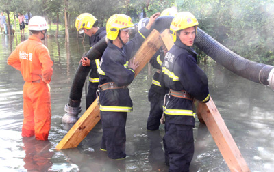 克拉瑪依遭遇暴雨襲擊 消防官兵緊急疏散300戶居民安全轉移