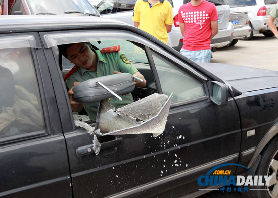 消防官兵圖解車(chē)內(nèi)破窗逃生方法