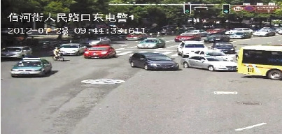 “奇跡姐”被卷入車底碾壓拖行5米僅輕微擦傷(圖)