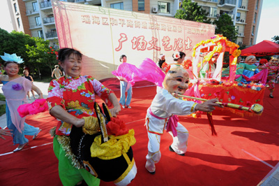 文藝進社區(qū)“送文明”