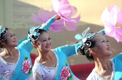 文藝進社區(qū)“送文明”