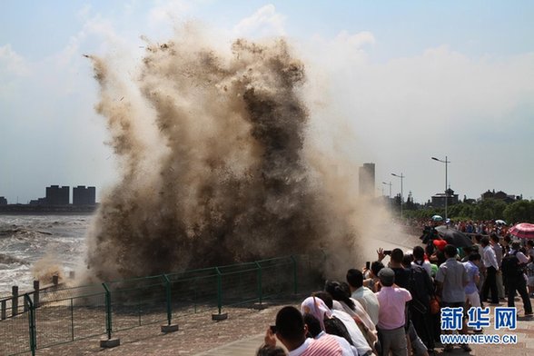 臺風“蘇拉”及滿月天象齊發力 錢塘江大潮異常壯觀