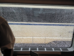 滬杭高鐵突發故障 中年男乘客拿安全錘砸壞車窗