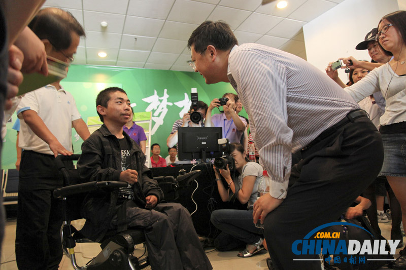 [高清]清華大學報到設“警戒線”新生須獨自入學