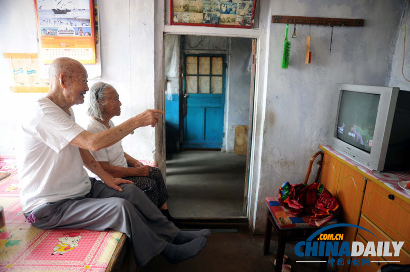 山東乳山：“橡樹婚”夫妻攜手第83個七夕節