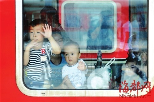 臨近開學(xué)福州外來工子女離開父母返鄉(xiāng)