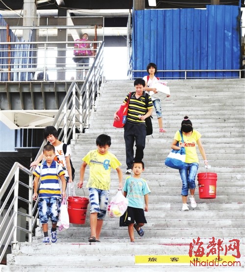 臨近開學(xué)福州外來工子女離開父母返鄉(xiāng)