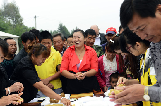 泉眼鎮舉辦第一屆中秋打月餅比賽