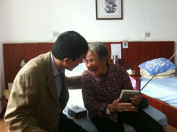 嶗山區開展“三心暖夕陽真情系空巢”志愿服務活動