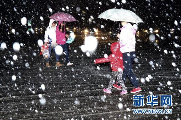 北京延慶遭遇52年來最大降雪 全縣全力抗雪救災