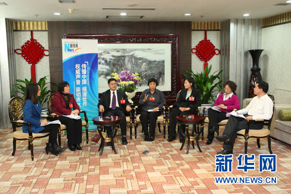 十八大代表走進新華網熱議報告談感受表心聲