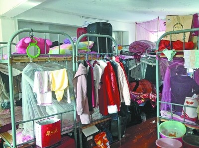 武漢現最牛集體宿舍 130平米擠22張雙層床