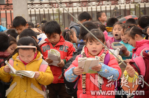 小學因拖欠施工款被鎖門 835名學生在校門口讀書