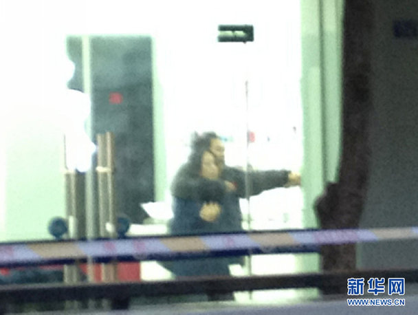 江蘇阜寧一男子搶劫珠寶店并挾持人質(zhì)