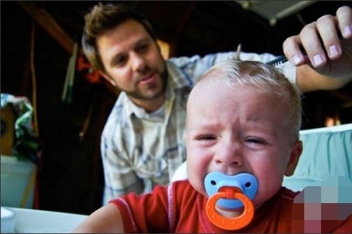 又囧又萌！寶寶理發(fā)好傷心