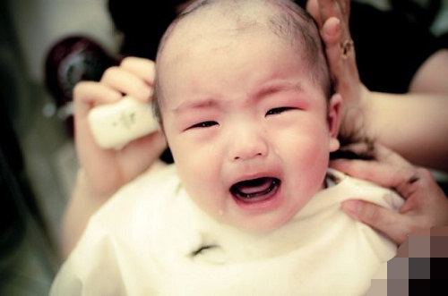 又囧又萌！寶寶理發(fā)好傷心