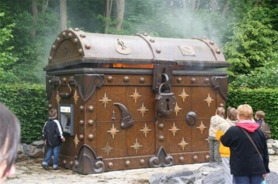 看看ATM機前的囧人囧事