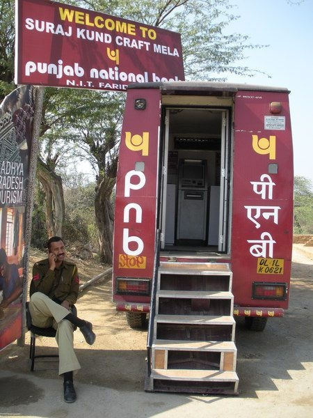 看看ATM機前的囧人囧事