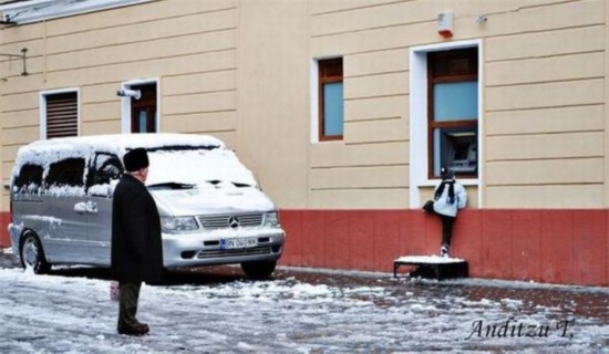 看看ATM機前的囧人囧事