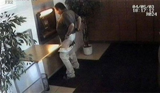 看看ATM機前的囧人囧事