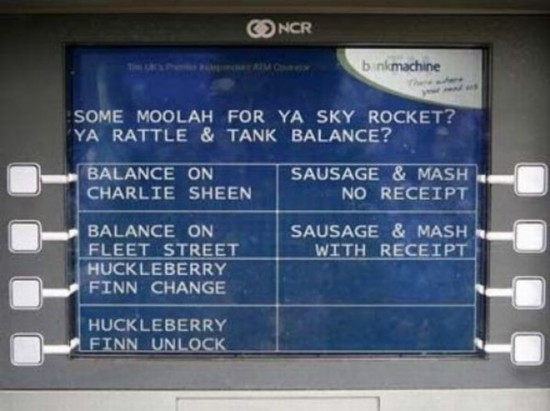看看ATM機前的囧人囧事