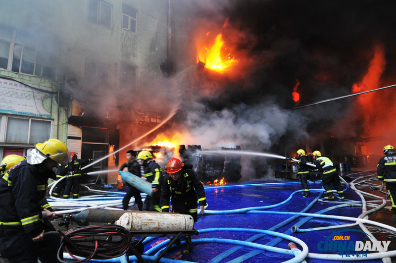 浙江溫州一皮革廠發(fā)生火災 現(xiàn)場傳出陣陣爆炸聲