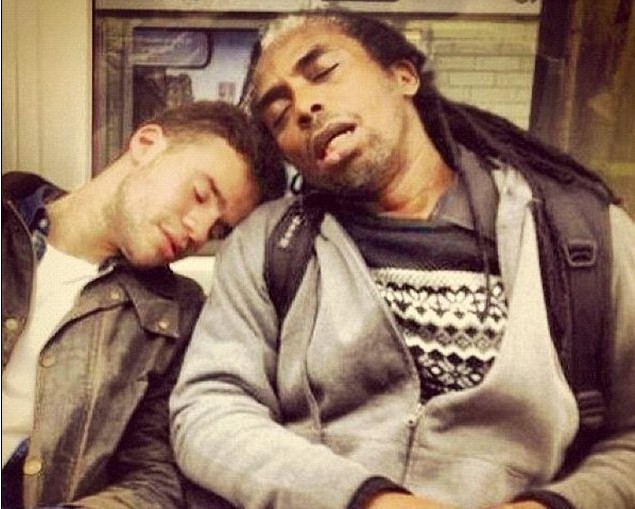 網友曬地鐵公交睡客照片 姿態千奇百怪妙趣橫生