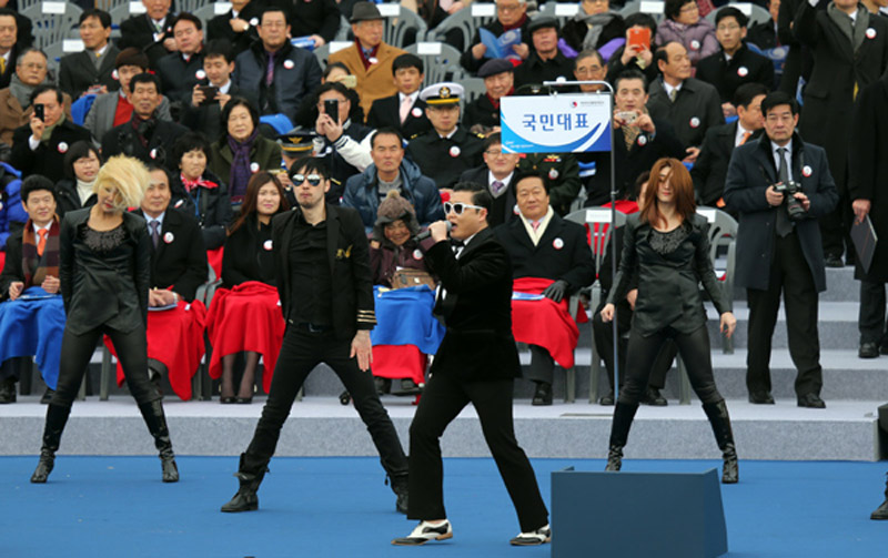 鳥叔唱響樸槿惠就職儀式 泰國總理英拉變小粉絲拍照忙