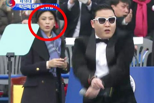 鳥(niǎo)叔唱響樸槿惠就職儀式 泰國(guó)總理英拉變小粉絲拍照忙