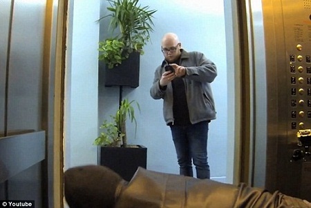 電梯上演“兇殺案” 目擊者反應跌破眼鏡(組圖)