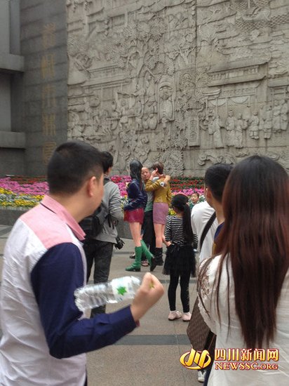 成都男子鬧市舌吻女雕塑 長達10余分鐘