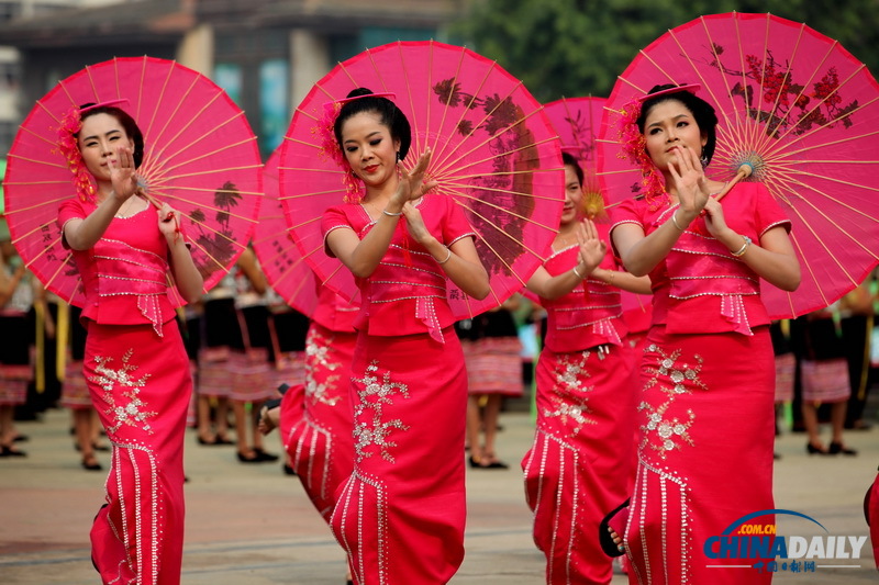 云南西雙版納歡度潑水節