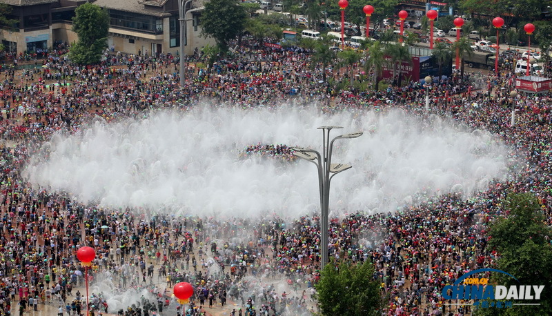 云南西雙版納歡度潑水節