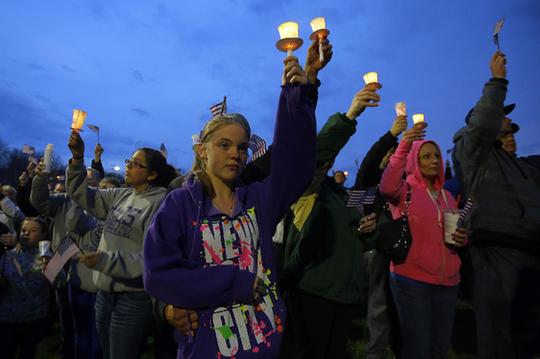 裝滿炸藥壓力鍋是“元兇” 現(xiàn)場可疑者照片引熱議