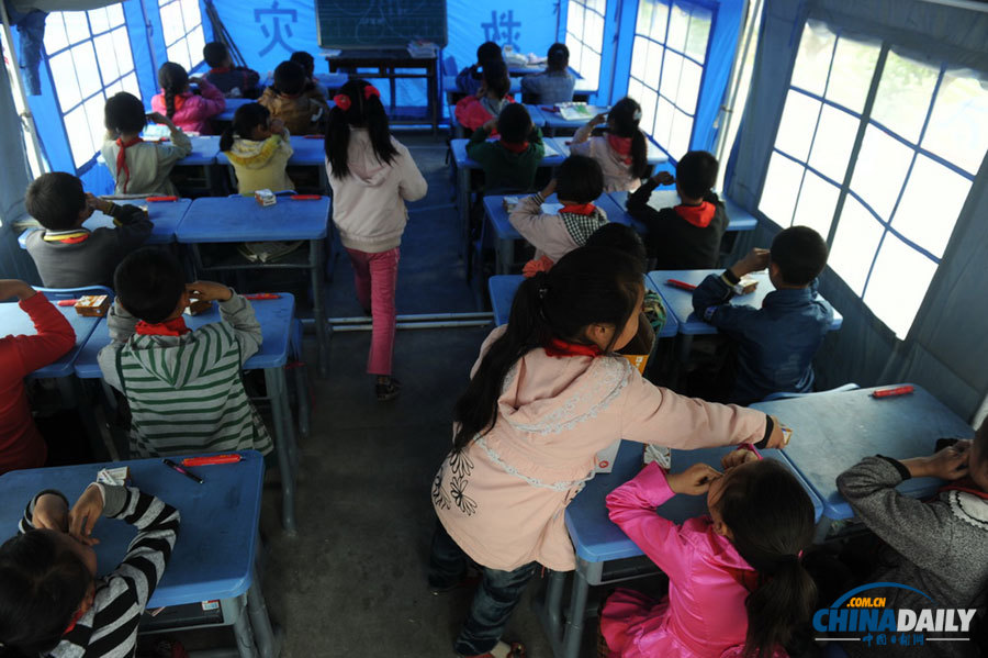 蘆山地震：天全縣首個(gè)帳篷學(xué)校開課