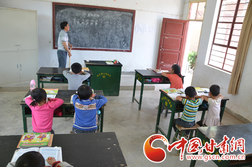 甘肅“最美校長(zhǎng)”李尚榮：大山深處拄拐杖教書30年