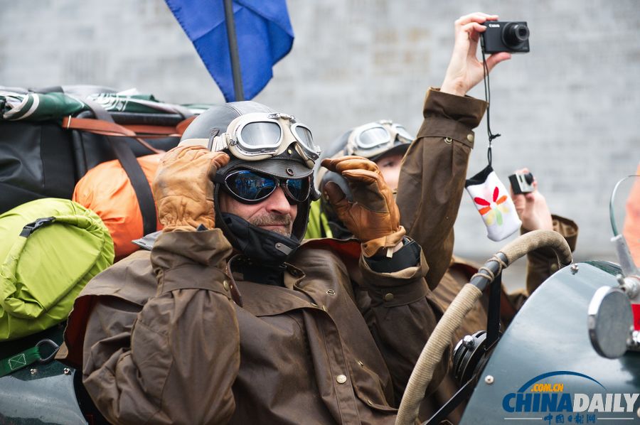 “北京——巴黎”老爺車?yán)愒诰佑龟P(guān)長城發(fā)車