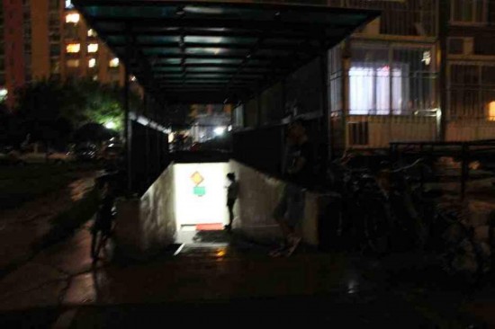 慘！北漂族地下室生活