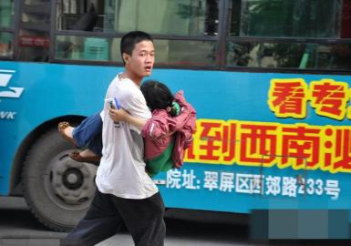 中國(guó)好考生遭高校哄搶?zhuān)簽檎疹櫮赣H望川內(nèi)就讀