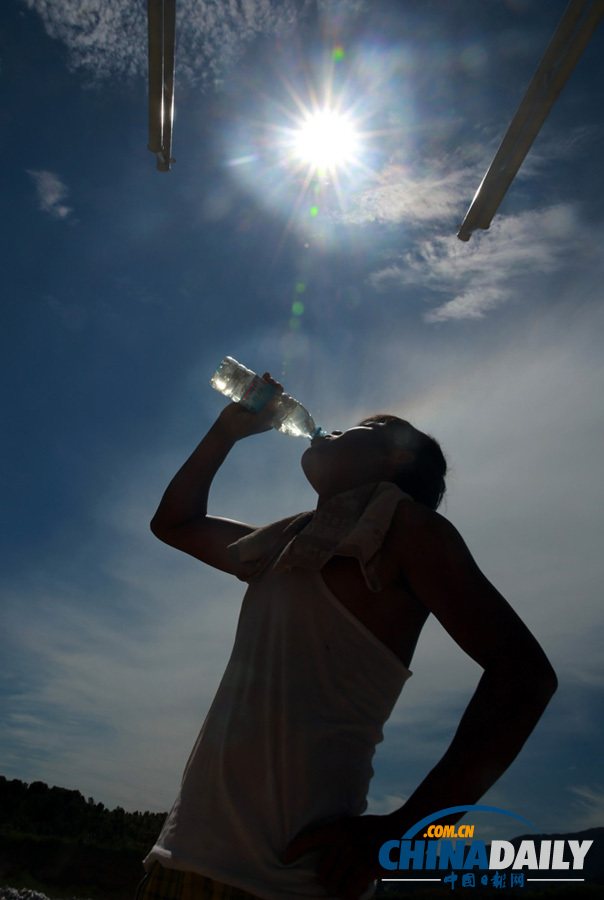 江西九江：烈日下的建設者