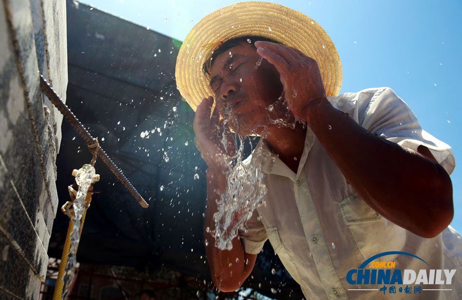江西九江：烈日下的建設者