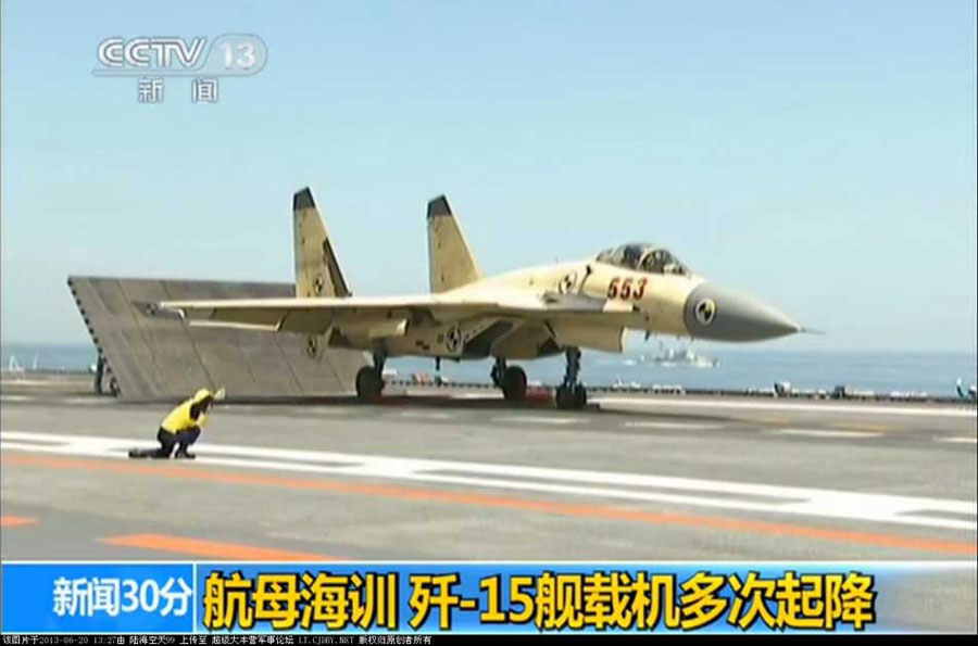 我航母出海試驗訓(xùn)練25天后返港 殲—15完成首次駐艦飛行