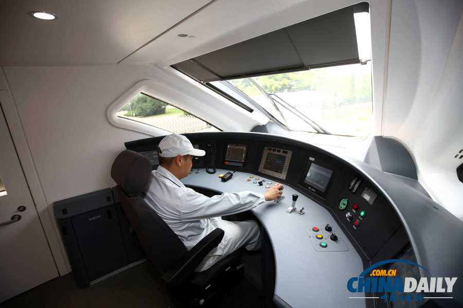 可公交化運營新型城際動車組在山東青島下線(圖)